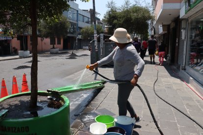 Moradores aprovecharon cuando hubo agua para limpiar algunas estructuras de sus locales.