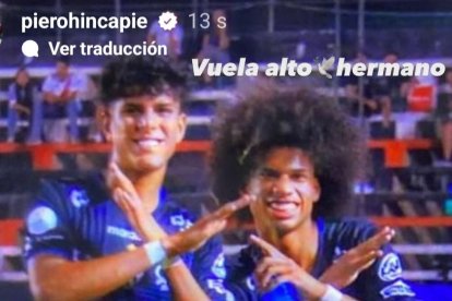 El adiós de Piero Hincapié (i) con su excompañero del Independiente del Valle.