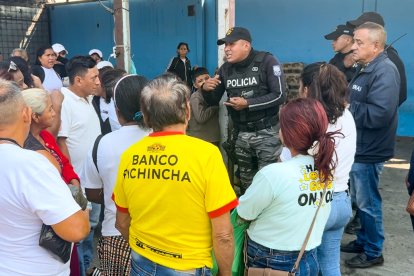 Los allegados de los presos se indignaron al enterarse que las visitas quedaban suspendidas hasta segunda orden y que la lista de heridos y muertos en la matanza no estaba disponible.