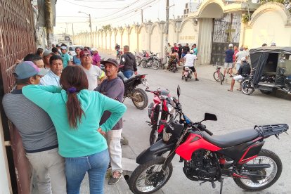 Vecinos de las víctimas también llegaron a acompañar a los parientes que retiraron los cuerpos.