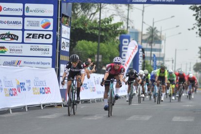 Brayan Sánchez (i) fue uno de los protagonistas de la jornada al ganar la etapa 2.