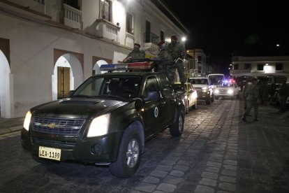 Militares patrullando en el toque de queda.