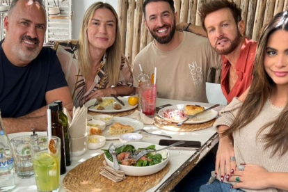 Axel y Valeria Gutiérrez compartieron de un almuerzo con amigos.