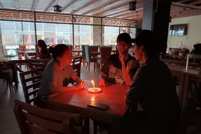 En El Conquistador han motivado hasta con una cortesía para que los clientes cuenten las historias en los horarios que deben alumbrarse con las velas.