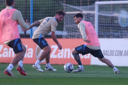Con Lionel Messi (der.), Argentina se prepara para visitar a Paraguay.