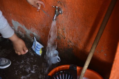 Los cortes de energía afectan al 7 % de la población capitalina, en especial a los barrios altos a los que llega el servicio mediante sistema de bombeo eléctrico.