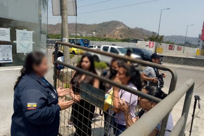 Familiares esperando información en los exteriores del Laboratorio de Ciencias Forenses de Guayaquil.