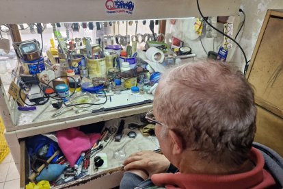 Germán Márquez dejó de tener los pocos trabajos de relojería con los apagones.