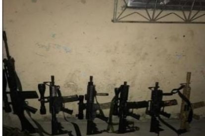 Las armas que fueron incautadas en el operativo.