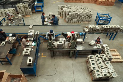 Los apagones golpean a la industria ambateña.