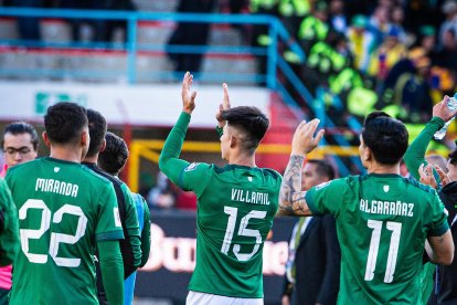 El volante Gabriel Villamil (c) es titular en la selección de Bolivia.