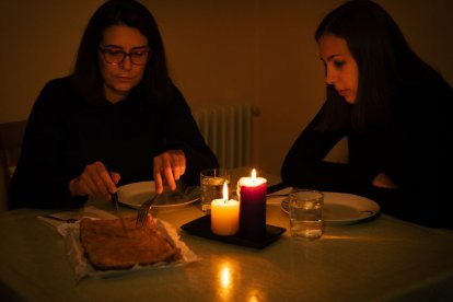 La ciudadanía se adapta con velas y linternas a los apagones.