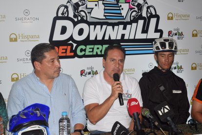 Fabricio Sánchez, organizador de Dowhill Guayaquil, en rueda de prensa.
