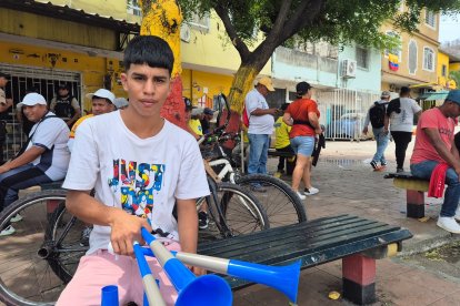 Abel Pozo llevó las vuvucelas para la venta. Costaban $ 2.