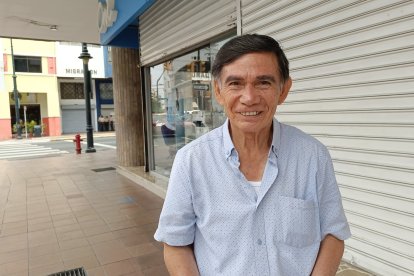 Gerardo Jijón salía sonriente de una oficina de CNT.