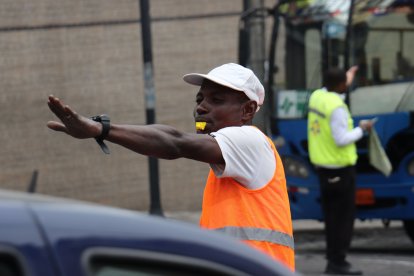 Mauricio Ítalo estrena su nuevo pito. En el fondo, su sobrino controla el tránsito.