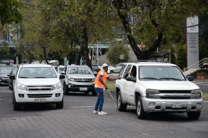 Los conductores les dan una moneda por su noble labor.