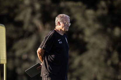 Marcelo Bielsa en el entrenamiento de Uruguay previo a enfrentar a Colombia por la fecha 11 de las eliminatorias