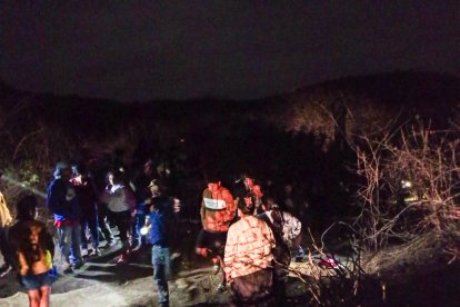 Agentes revisaron la zona donde encontraron a la víctima.