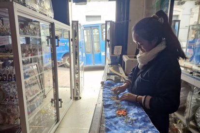 En el local de Glenda se adelanta lo más posible con alfileres y puntadas a mano, hasta que vuelva la luz.