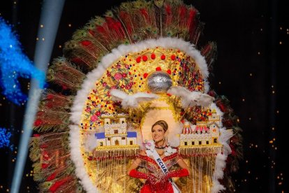 Topic deslumbró con su traje típico.