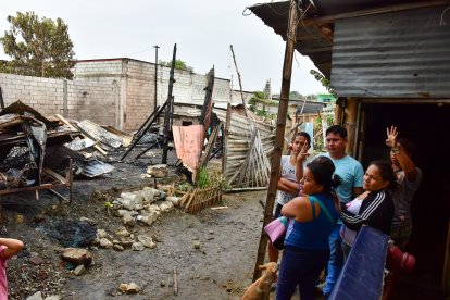 En Flor de Bastión, incendio consumió cuatro viviendas.