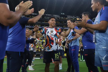 Ángel Mena y el túnel que le hicieron sus compañeros de la Tri en el Monumental.