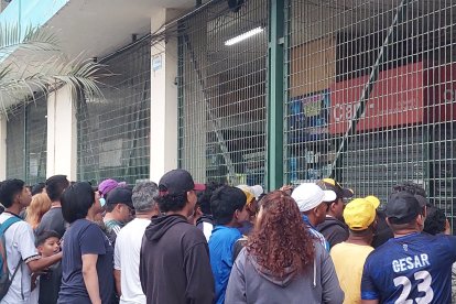 El tiroteo generó conmoción entre comerciantes y usuarios del establecimiento.