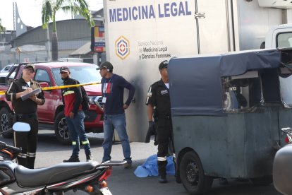 El vehículo de Medicina Legal llegó para levantara el cadáver.