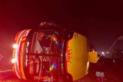 Agentes buscaban indicios para establecer la causa del accidente de tránsito.