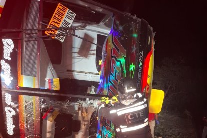 Los agentes debieron romper partes del carro para sacar a las víctimas.