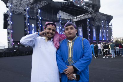 Los trajes exóticos fueron parte del ambiente en el festival.