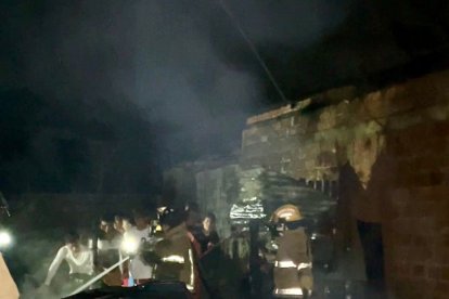 Bomberos revisaron los escombros que dejó el fuego para establecer posible causa.