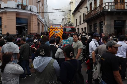 Los transeúntes se asustaron al ver el humo salir de la edificación.