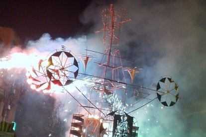 En el último día de novena se realiza la quema de los castillos, son las vísperas de la fiesta final.