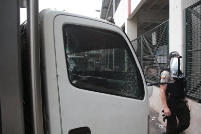 Le dispararon a través de la ventana del copiloto. La Policía llegó al lugar de los hechos poco después.