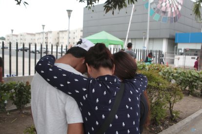 Familiares del taxista informal acudieron a la morgue para retirar su cadáver.