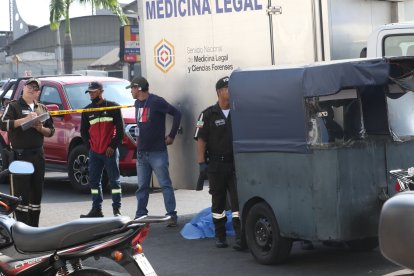 El cuerpo fue bajado de una tricimoto y trasladado al Laboratorio de Criminalística.