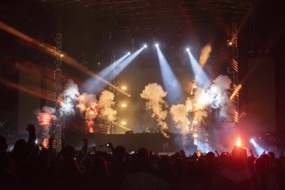 El juego de luces se combinó con pirotecnia para provocar efectos visuales.