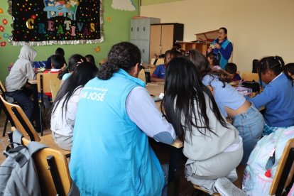 Maestros y trabajadores sociales acompañan a los niños para restablecer sus actividades escolares.