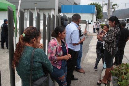 Familiares de Kevin Santillán llegaron a la morgue para retirar su cuerpo.