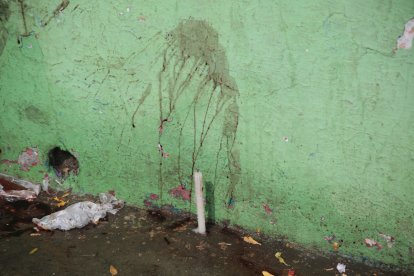 Moradores encendieron velas en el lugar del atentado en señal de luto.