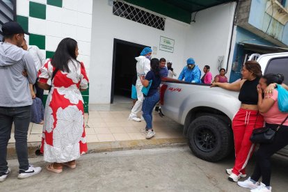 Varios familiares de los fallecidos lloraron desconsolados por sus seres queridos.