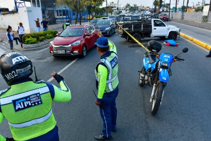 Uniformados de la Agencia de Tránsito y Movilidad (ATM) llegaron al lugar.