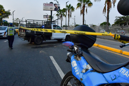 Agentes de la ATM en el lugar del accidente.