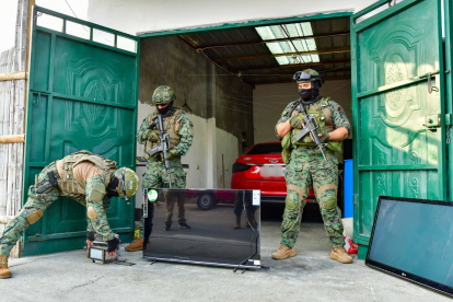 os uniformados encontraron además del automóvil, varios televisores, radios de carros y prendas de vestir.
