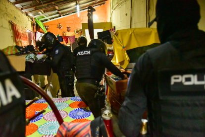 Armas y drogas fueron encontradas durante los allanamientos.