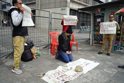 La mujer acudió a la Fiscalía General del Estado, en Quito, para exigir justicia.