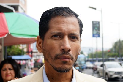 El abogado Carlos Medina brinda asistencia jurídica a la madre.