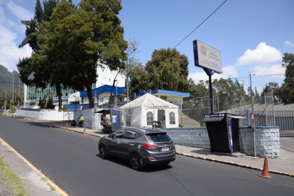 Los cuerpos fueron trasladados al Centro Forense de Quito, donde se confirmaría la causa de muerte de las víctimas.